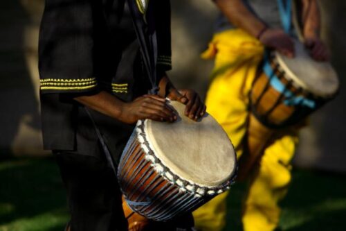 L'âme rythmique de l'Afrique : à la découverte de la magie des tambours africains